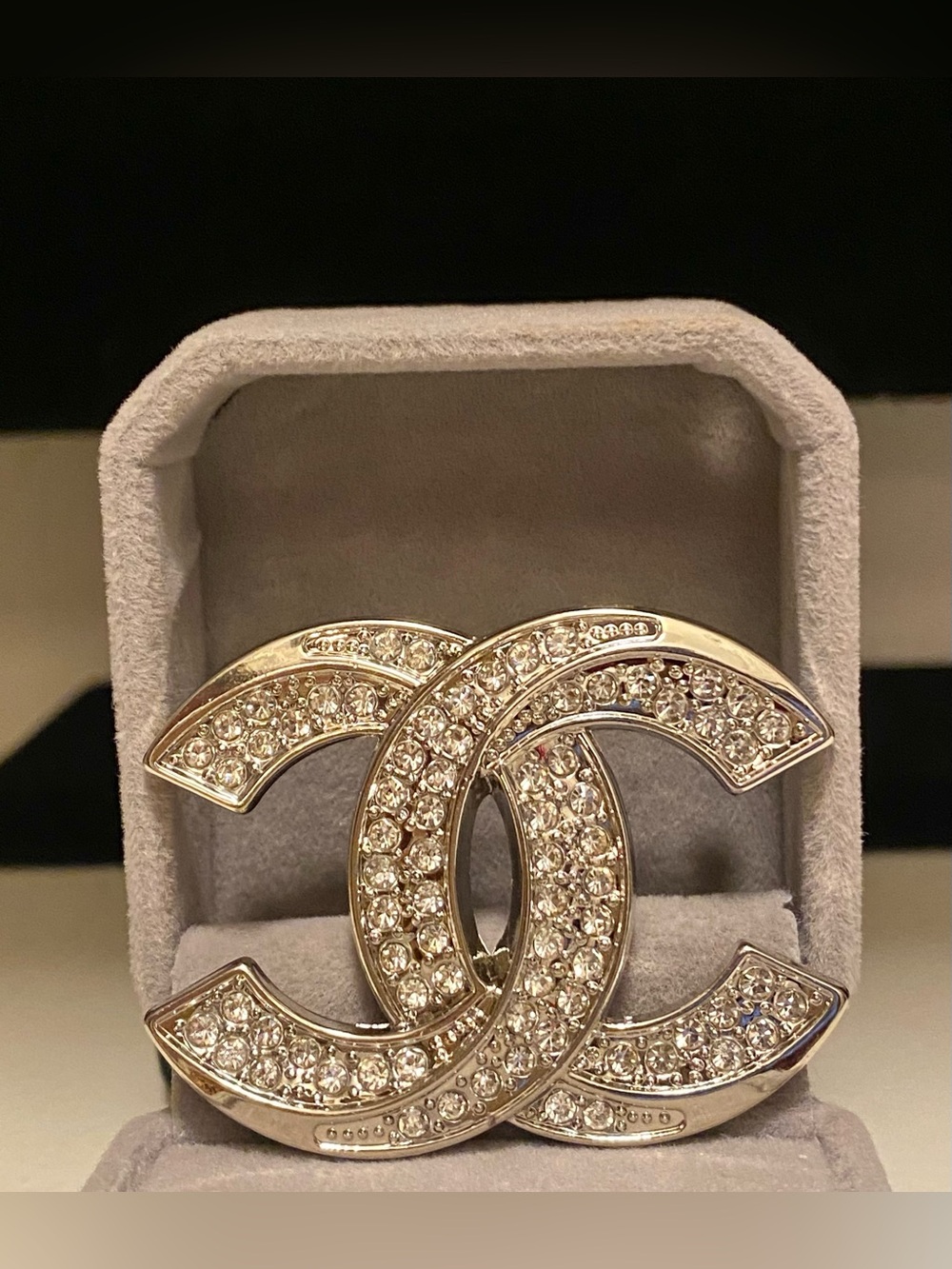 Fashion Jewelry Silver Tone
Crystal Interlocking Logo CC
Luxury Brooch Large
